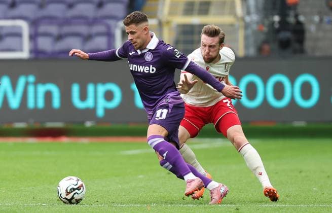 Anderlecht s Thorgan Hazard and Standard s Tobias Mohr fight for the ball during a soccer match between RSC Anderlecht and Standard de Liege, Sunday 05 October 2025 in Anderlecht, on day 10 of the 2025-2026 Jupiler Pro League first division of the Belgian championship. VIRGINIExLEFOUR  x136124437x