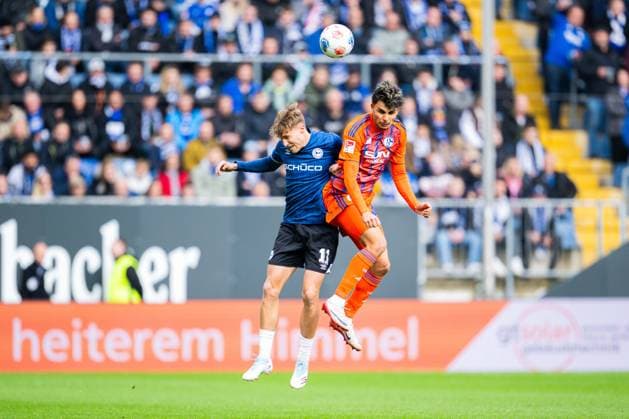 05 10 2025 Soccer, 2025 2026, 2 Bundesliga, 8 Matchday, DSC Arminia Bielefeld FC Schalke 04 L R Joel Grodowski Bielefeld , Mertcan Ayhan Schalke DFL REGULATIONS PROHIBIT ANY USE OF PHOTOGRAPHS AS IMAGE SEQUENCES AND OR QUASI VIDEO
