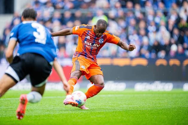 05 10 2025 Soccer, 2025 2026, 2 Bundesliga, Matchday 8, DSC Arminia Bielefeld FC Schalke 04 Christopher Antwi Adjei Schalke scores the goal to 0 1 DFL REGULATIONS PROHIBIT ANY USE OF PHOTOGRAPHS AS IMAGE SEQUENCES AND OR QUASI VIDEO