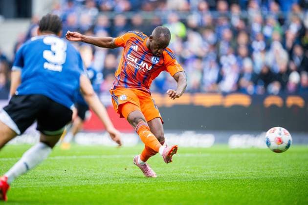 05 10 2025 Soccer, 2025 2026, 2 Bundesliga, Matchday 8, DSC Arminia Bielefeld FC Schalke 04 Christopher Antwi Adjei Schalke scores the goal to 0 1 DFL REGULATIONS PROHIBIT ANY USE OF PHOTOGRAPHS AS IMAGE SEQUENCES AND OR QUASI VIDEO