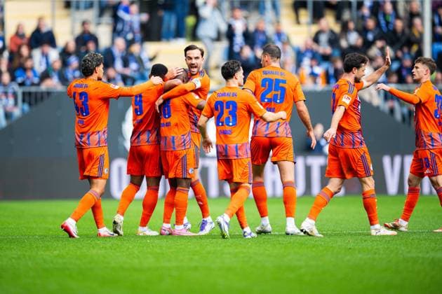 05 10 2025 Soccer, 2025 2026, 2 Bundesliga, Matchday 8, DSC Arminia Bielefeld FC Schalke 04 Jubeltraube nach dem Tor zum 1 1 von Christopher Antwi Adjei Schalke DFL REGULATIONS PROHIBIT ANY USE OF PHOTOGRAPHS AS IMAGE SEQUENCES AND OR QUASI VIDEO