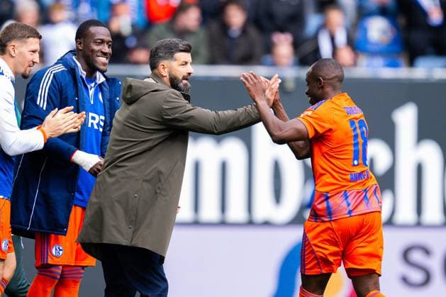 05 10 2025 Soccer, 2025 2026, 2 Bundesliga, Matchday 8, DSC Arminia Bielefeld FC Schalke 04 R Christopher Antwi Adjei Schalke cheers after his goal to 0 1 with M Miron Muslic Coach Schalke DFL REGULATIONS PROHIBIT ANY USE OF PHOTOGRAPHS AS IMAGE SEQUENCES AND OR QUASI VIDEO
