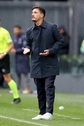 October 5, 2025, Udine: Cagliari™s coach Fabio Pisacane gestures during the Italian Serie A soccer match Udinese Calcio vs Cagliari Calcio at the Friuli - Bluenergy Stadium in Udine, Italy, 5 October 2025. ANSA GABRIELE MENIS. Soccer: Serie A; Udinese Vs Cagliari  - ZUMAa110 20251005_zaf_a110_022 Copyright: xGabrielexMenisx