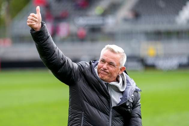 Olaf Janßen Janssen, coach, head coach, SVS , with thumbs up, gesture, gesture, confident, positive, optimistic, joy, rejoice, rejoicing, single picture, single photo, action, action, 05 10 2025, Sandhausen Germany , Football, Regionalliga Südwest, SV Sandhausen TSV Steinbach Haiger xozx