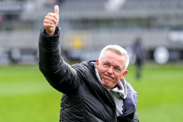 Olaf Janßen Janssen, coach, head coach, SVS , with thumbs up, gesture, gesture, confident, positive, optimistic, joy, rejoice, rejoicing, single picture, single photo, action, action, 05 10 2025, Sandhausen Germany , Football, Regionalliga Südwest, SV Sandhausen TSV Steinbach Haiger xozx