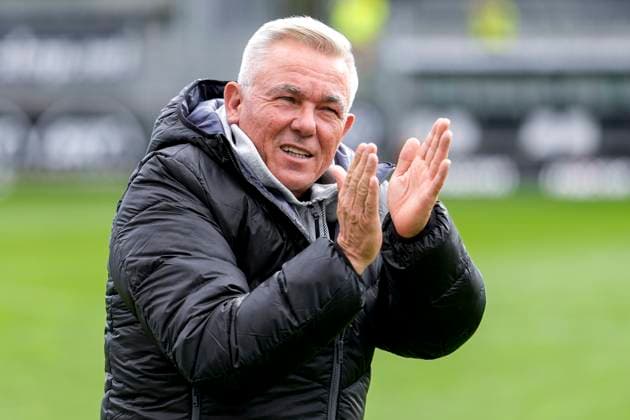 Olaf Janßen Janssen, coach, head coach, SVS , gives instructions, gestures, gesticulates with arms, single picture, single photo, action, action, 05 10 2025, Sandhausen Germany , Football, Regionalliga Südwest, SV Sandhausen TSV Steinbach Haiger xozx