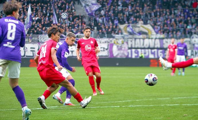 Julian Guttau Aue, 3 v l scores with this shot to make it 1 0, left Mika Clausen Aue and Kaito Mizuta Essen Football 3 League 2025 26 FC Erzgebirge Aue Rot Weiss Essen on 5 10,2025 Erzgebirge Aue Rot Weiss Esssen