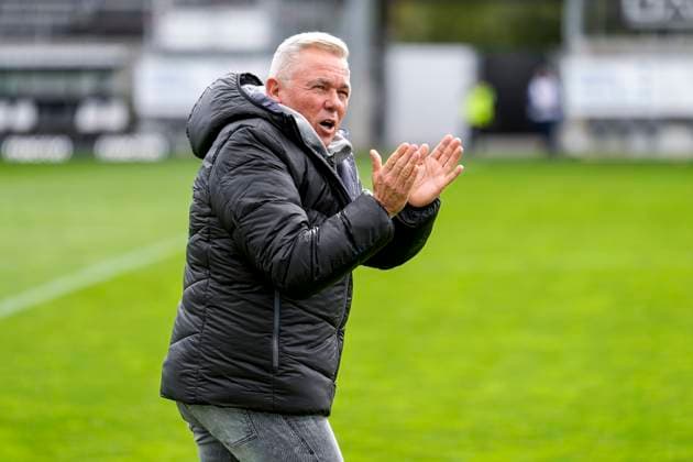 Olaf Janßen Janssen, coach, head coach, SVS , gives instructions, gestures, gesticulates with arms, single picture, single photo, action, action, 05 10 2025, Sandhausen Germany , Football, Regionalliga Südwest, SV Sandhausen TSV Steinbach Haiger xozx