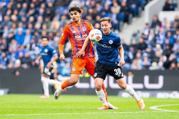 05 10 2025 Soccer, 2025 2026, 2 Bundesliga, Matchday 8, DSC Arminia Bielefeld FC Schalke 04 L R Mertcan Ayhan Schalke , Marius Wörl Bielefeld DFL REGULATIONS PROHIBIT ANY USE OF PHOTOGRAPHS AS IMAGE SEQUENCES AND OR QUASI VIDEO