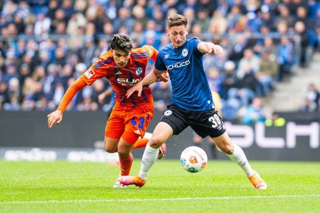 05 10 2025 Soccer, 2025 2026, 2 Bundesliga, Matchday 8, DSC Arminia Bielefeld FC Schalke 04 L R Mertcan Ayhan Schalke , Marius Wörl Bielefeld DFL REGULATIONS PROHIBIT ANY USE OF PHOTOGRAPHS AS IMAGE SEQUENCES AND OR QUASI VIDEO
