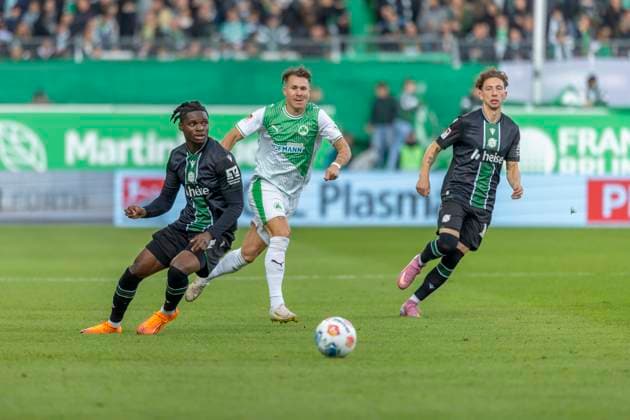 Fürth, Germany 05 October 2025 2 Liga 2025 2026 SpVgg Greuther Fürth vs Hannover 96 In picture from left in duel Hendry Blank H96 and Branimir Hrgota SpVgg DFL regulations prohibit any use of photographs as image sequences and or quasi video Sportpark Ronhof Bayern Copyright: xFotostandx xSchäferx