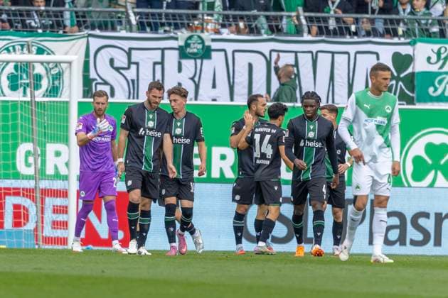 Fürth, Germany 05 October 2025 2 Liga 2025 2026 SpVgg Greuther Fürth vs Hannover 96 In the picture The players of H96 cheer after the goal to 0 1 DFL regulations prohibit any use of photographs as image sequences and or quasi video Sportpark Ronhof Bayern Copyright: xFotostandx xSchäferx