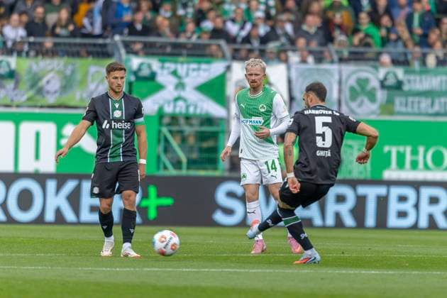 Fürth, Germany 05 October 2025 2 Liga 2025 2026 SpVgg Greuther Fürth vs Hannover 96 In picture from left in duel Jomaine Consbruch SpVgg and Virgil Ghita H96 DFL regulations prohibit any use of photographs as image sequences and or quasi video Sportpark Ronhof Bayern Copyright: xFotostandx xSchäferx
