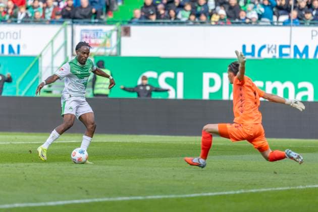 Fürth, Germany 05 October 2025 2 Liga 2025 2026 SpVgg Greuther Fürth vs Hannover 96 In the picture v li Noel Futkeu SpVgg macht das Tor zum 1 1 DFL regulations prohibit any use of photographs as image sequences and or quasi video Sportpark Ronhof Bayern Copyright: xFotostandx xSchäferx