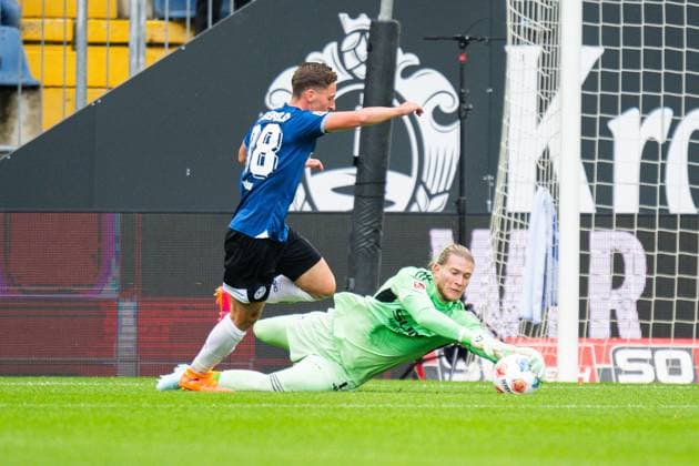 05 10 2025 Soccer, 2025 2026, 2 Bundesliga, Matchday 8, DSC Arminia Bielefeld FC Schalke 04 L R Marius Wörl Bielefeld , Loris Karius Schalke DFL REGULATIONS PROHIBIT ANY USE OF PHOTOGRAPHS AS IMAGE SEQUENCES AND OR QUASI VIDEO