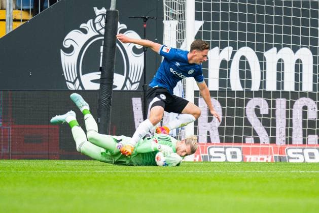 05 10 2025 Soccer, 2025 2026, 2 Bundesliga, Matchday 8, DSC Arminia Bielefeld FC Schalke 04 L R Marius Wörl Bielefeld , Loris Karius Schalke DFL REGULATIONS PROHIBIT ANY USE OF PHOTOGRAPHS AS IMAGE SEQUENCES AND OR QUASI VIDEO