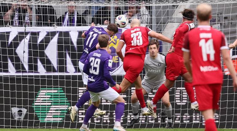 Aue, 05 10 2025, Erzgebirgsstadion, Fußball, 3 Liga, 10 Spieltag FC Erzgebirge Aue vs Rot Weiß Essen , Im Bild Tor für Rot Weiß Essen Tobias Kraulich 33, Essen trifft per Kopf zum 1 1 Ausgleich , Nur für journalistische Zwecke Only for editorial use , DFB DFL regulations prohibit any use of photographs as image sequences and or quasi video , Picture Point