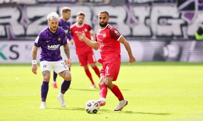 Aue, 05 10 2025, Erzgebirgsstadion, Fußball, 3 Liga, 10 Spieltag FC Erzgebirge Aue vs Rot Weiß Essen , Im Bild von links Marvin Stefaniak 34, Aue , Ramien Safi 7, Essen , Nur für journalistische Zwecke Only for editorial use , DFB DFL regulations prohibit any use of photographs as image sequences and or quasi video , Picture Point