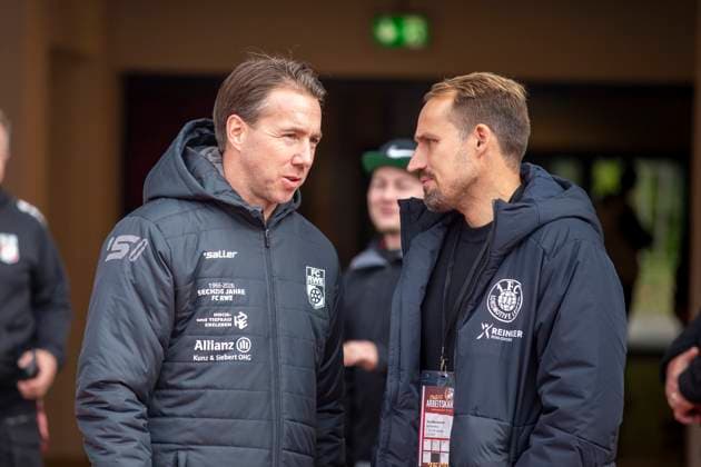 GER, Erfurt, Soccer, Regionalliga Nordost, Matchday 11, FC Rot Weiss Erfurt vs 1 FC Lokomotive Leipzig pictured from l Fabian Gerber Coach Rot Weiss Erfurt , Toni Wachsmuth Lok Leipzig in conversation 05 10 2025, Steigerwaldstadion Erfurt DFB REGULATIONS PROHIBIT ANY USE OF PHOTOGRAPHS AS IMAGE SEQUENCES AND OR QUASI VIDEO, Copyright: HMBxMedia PaulxFritz