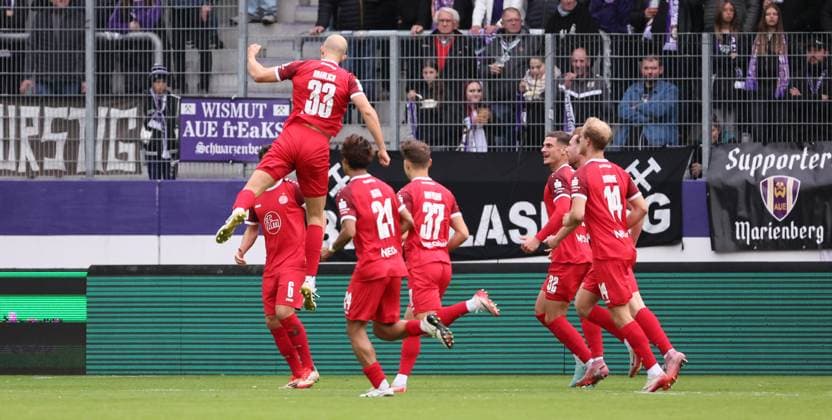 Aue, 05 10 2025, Erzgebirgsstadion, Fußball, 3 Liga, 10 Spieltag FC Erzgebirge Aue vs Rot Weiß Essen , Im Bild Tor für Rot Weiß Essen Tobias Kraulich 33, Essen trifft per Kopf zum 1 1 Ausgleich und jubiert , Nur für journalistische Zwecke Only for editorial use , DFB DFL regulations prohibit any use of photographs as image sequences and or quasi video , Picture Point