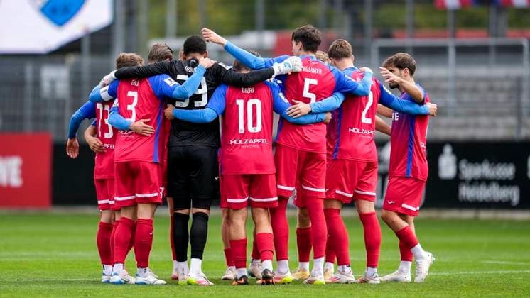 Players from TSV Steinbach Haiger, swear in with a team circle before kick-off, circle, team circle, concentration, camaraderie, speech, motivation, 05 10 2025, Sandhausen Germany , Football, Regionalliga Südwest, SV Sandhausen TSV Steinbach Haiger xozx