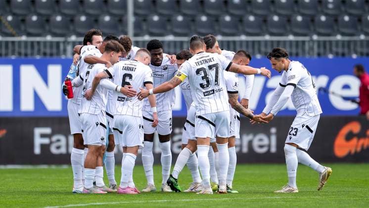 Players from SV Sandhausen SVS , swear in with a team circle before kick-off, circle, team circle, concentration, camaraderie, speech, motivation, 05 10 2025, Sandhausen Germany , Football, Regionalliga Südwest, SV Sandhausen TSV Steinbach Haiger xozx