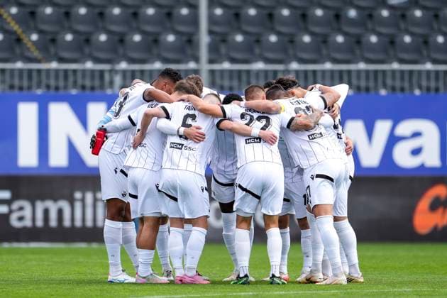 Players from SV Sandhausen SVS , swear in with a team circle before kick-off, circle, team circle, concentration, camaraderie, speech, motivation, 05 10 2025, Sandhausen Germany , Football, Regionalliga Südwest, SV Sandhausen TSV Steinbach Haiger xozx