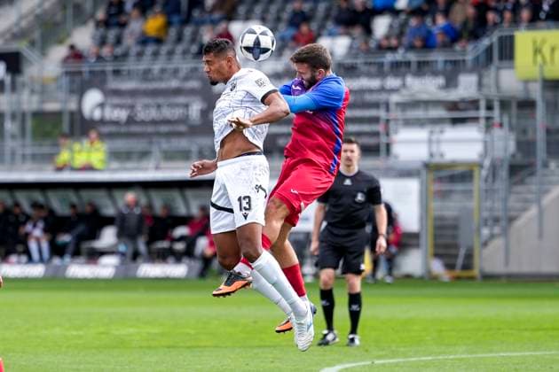 from left Yannick Osee SVS, 13 , Eros Dacaj Steinbach, 10 , header, header duel, match scene, duel in the air, action, action, 05 10 2025, Sandhausen Germany , Football, Regionalliga Südwest, SV Sandhausen TSV Steinbach Haiger xozx