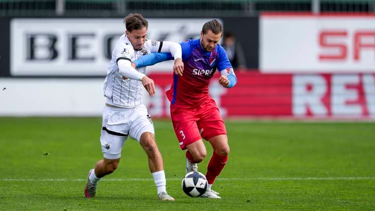 v li Louis Kolbe SVS, 3 , Nick Galle Steinbach, 3 , duel, duel, tackle, tackling, dynamics, action, action, 05 10 2025, Sandhausen Germany , Football, Regionalliga Südwest, SV Sandhausen TSV Steinbach Haiger xozx