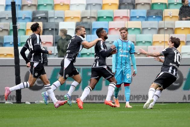 October 5, 2025, Udine: Udinese s Christian Kabasele (C) jubilates with his teammates after scoring the goal during the Italian Serie A soccer match Udinese Calcio vs Cagliari Calcio at the Friuli - Bluenergy Stadium in Udine, Italy, 5 October 2025. ANSA GABRIELE MENIS. Soccer: Serie A; Udinese Vs Cagliari  - ZUMAa110 20251005_zaf_a110_024 Copyright: xGabrielexMenisx