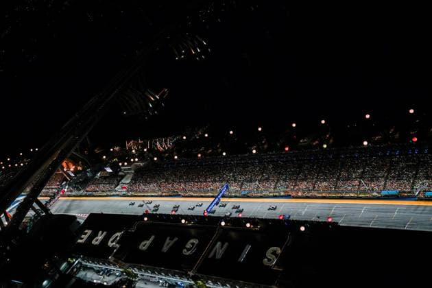 Formula 1 Singapore Airlines Singapore Grand Prix 2025 Remy Midez OVERTAKE MAXPPP - Singapore 05 10 2025 Race start at the Formula 1 Singapore Airlines Singapore Grand Prix 2025, the 18th round of the 2025 FIA Formula 1 World Championship, WM, Weltmeisterschaft at the Marina Bay Street Circuit in Singapore, Singapore, from 2 to 5 October 2025 Singapore Marina Bay Street Circuit Singapore  Copyright: xOVERTAKE MAXPPPxRemyxMidezx OVT202510055377 OVT202510055377