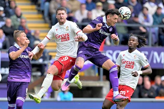 RSC Anderlecht v Standard de Liege - Jupiler Pro League ANDERLECHT, BELGIUM - OCTOBER 05 : Vazquez Luis forward of RSC Anderlecht battles for the ball with Henry Thomas forward of Standard de Liege during the Jupiler Pro League match between RSC Anderlecht and Standard de Liege on October 5, 2025 in Anderlecht, Belgium, 05 10 2025 Anderlecht Belgium  Copyright: xSesx
