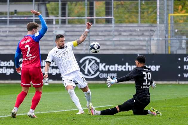 v li Tjark Hildebrandt Steinbach, 2 , Pascal Testroet SVS, 37 , Kevin Ibrahim Goalkeeper, Steinbach, 39 , duel, duel, tackle, tackling, dynamics, action, action, in the penalty area, penalty area scene, 05 10 2025, Sandhausen Germany , Football, Regionalliga Südwest, SV Sandhausen TSV Steinbach Haiger xozx
