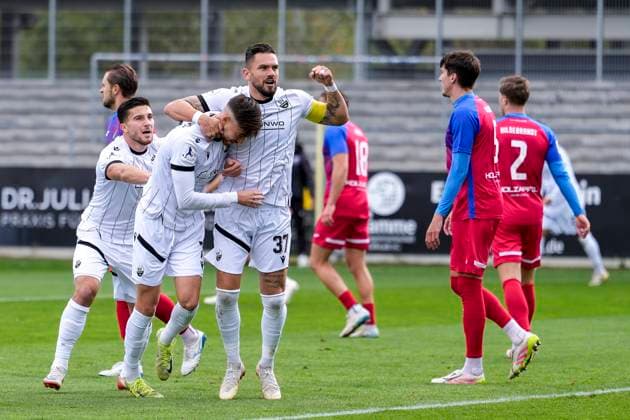 from left Berk Inaler SVS, 18 , scorer David Mamutovic SVS, 7 , Pascal Testroet SVS, 37 , players of SV Sandhausen SVS , cheer about the goal to 1 0, jubilation, goal celebration, celebrate the goal, goal, celebration, celebrates the goal, rejoice, joy, optimistic, positive, game scene, highlight, action, 05 10 2025, Sandhausen Germany , football, Regionalliga Südwest, SV Sandhausen TSV Steinbach Haiger xozx