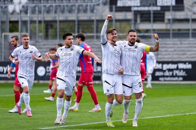 from left Niklas Tarnat SVS, 6 , Berk Inaler SVS, 18 , scorer David Mamutovic SVS, 7 , Pascal Testroet SVS, 37 , players of SV Sandhausen SVS , celebrate the goal to 1 0, jubilation, goal celebration, celebrate the goal, goal, celebration, cheers about the goal, rejoice, joy, rejoices, optimistic, positive, game scene, highlight, action, 05 10 2025, Sandhausen Germany , football, Regionalliga Südwest, SV Sandhausen TSV Steinbach Haiger xozx