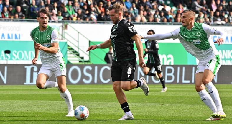 05 10 2025 Soccer Season 2025 2026 2 Soccer Bundesliga 08 Matchday SpVgg Greuther Fürth Kleeblatt Hannover 96 H96 Sportfoto Zink MeZi xmexzix DFL regulations prohibit any use of photographs as image sequences and or quasi video only for editorial use Sacha Banse Bansé 6, SpVgg Greuther Fürth Benjamin Källman 9, Hannover 96 H96 Philipp Ziereis 4, SpVgg Greuther Fürth, rechts