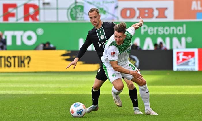 05 10 2025 Soccer Season 2025 2026 2 Soccer Bundesliga 08 Matchday SpVgg Greuther Fürth Kleeblatt Hannover 96 H96 Sportfoto Zink MeZi xmexzix DFL regulations prohibit any use of photographs as image sequences and or quasi video only for editorial use Felix Klaus 30, SpVgg Greuther Fürth vor Maurice Neubauer 33, Hannover 96 H96
