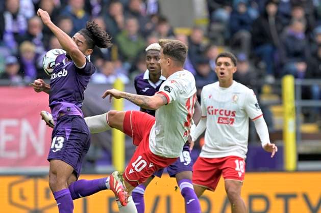 RSC Anderlecht v Standard de Liege - Jupiler Pro League ANDERLECHT, BELGIUM - OCTOBER 05 : Ayensa Eckert Dennis forward of Standard de Liege battles for the ball with Saliba Nathan midfielder of RSC Anderlecht during the Jupiler Pro League match between RSC Anderlecht and Standard de Liege on October 5, 2025 in Anderlecht, Belgium, 05 10 2025 Anderlecht Belgium  Copyright: xSesx