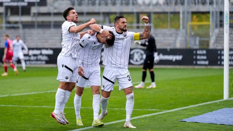 from left Berk Inaler SVS, 18 , scorer David Mamutovic SVS, 7 , Pascal Testroet SVS, 37 , players of SV Sandhausen SVS , cheer about the goal to 1 0, jubilation, goal celebration, celebrate the goal, goal, celebration, celebrates the goal, rejoice, joy, optimistic, positive, game scene, highlight, action, 05 10 2025, Sandhausen Germany , football, Regionalliga Südwest, SV Sandhausen TSV Steinbach Haiger xozx