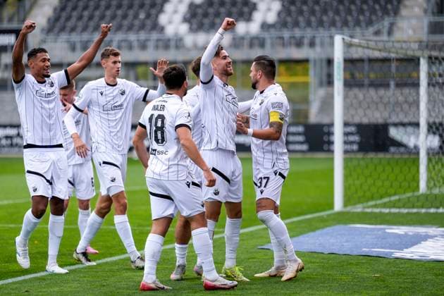 Players of SV Sandhausen SVS , celebrate the goal, celebrate the goal, goal, celebration, celebrate the goal, celebrate the goal, rejoice, joy, rejoicing, optimistic, positive, game scene, highlight, action, 05 10 2025, Sandhausen Germany , Football, Regionalliga Südwest, SV Sandhausen TSV Steinbach Haiger xozx