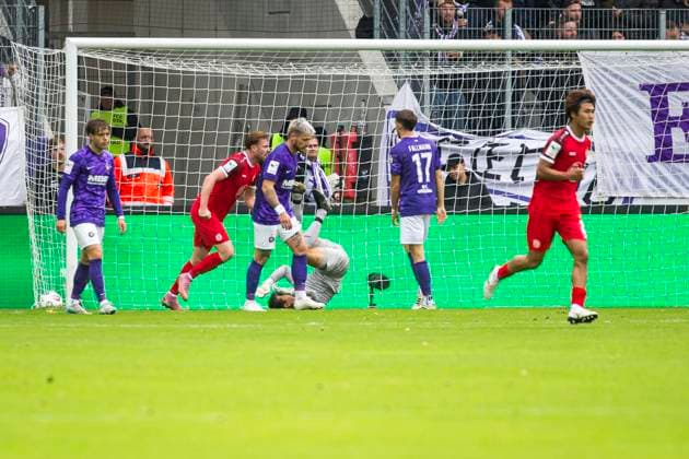05 10 2025, xomx, Fußball 3 Liga, Erzgebirge Aue Rot Weiss Essen v l jubelt, Torjubel, Tor, Goal, Jubel, Freude, freuen zum 1 1 durch Tobias Kraulich Rot Weiss Essen Martin Männel FC Erzgebirge Aue DFL DFB REGULATIONS PROHIBIT ANY USE OF PHOTOGRAPHS as IMAGE SEQUENCES and or QUASI VIDEO Aue
