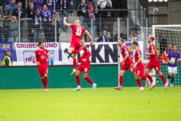 05 10 2025, xomx, Fußball 3 Liga, Erzgebirge Aue Rot Weiss Essen v l jubelt, Torjubel, Tor, Goal, Jubel, Freude, freuen zum 1 1 durch Tobias Kraulich Rot Weiss Essen DFL DFB REGULATIONS PROHIBIT ANY USE OF PHOTOGRAPHS as IMAGE SEQUENCES and or QUASI VIDEO Aue
