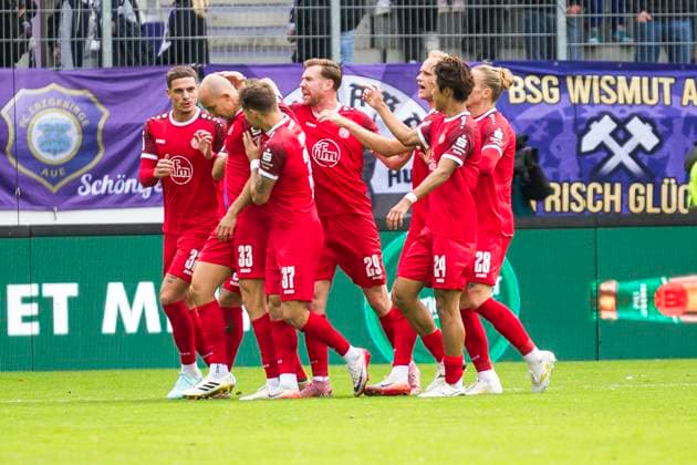 05 10 2025, xomx, Fußball 3 Liga, Erzgebirge Aue Rot Weiss Essen v l jubelt, Torjubel, Tor, Goal, Jubel, Freude, freuen zum 1 1 durch Tobias Kraulich Rot Weiss Essen DFL DFB REGULATIONS PROHIBIT ANY USE OF PHOTOGRAPHS as IMAGE SEQUENCES and or QUASI VIDEO Aue