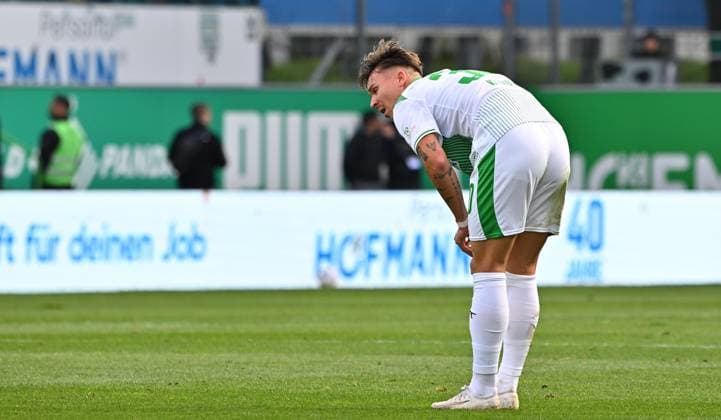 05 10 2025 Soccer Season 2025 2026 2 Soccer Bundesliga 08 Matchday SpVgg Greuther Fürth Kleeblatt Hannover 96 H96 Sportfoto Zink MeZi xmexzix DFL regulations prohibit any use of photographs as image sequences and or quasi video only for editorial use Felix Klaus 30, SpVgg Greuther Fürth disappointed disappointment