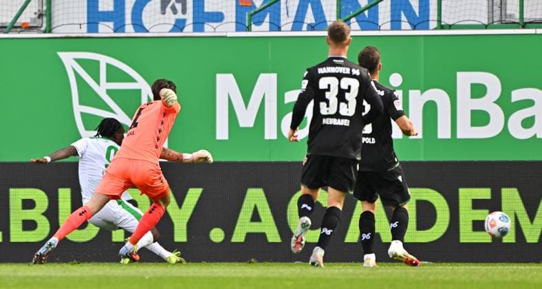 05 10 2025 Soccer Season 2025 2026 2 Soccer Bundesliga 08 Matchday SpVgg Greuther Fürth Kleeblatt Hannover 96 H96 Sportfoto Zink MeZi xmexzix DFL regulations prohibit any use of photographs as image sequences and or quasi video only for editorial use Noel Futkeu 9, SpVgg Greuther Fürth erzielt Treffer Tor Torschuß zum 1 1 gegen Nahuel Noll 1, Hannover 96 H96