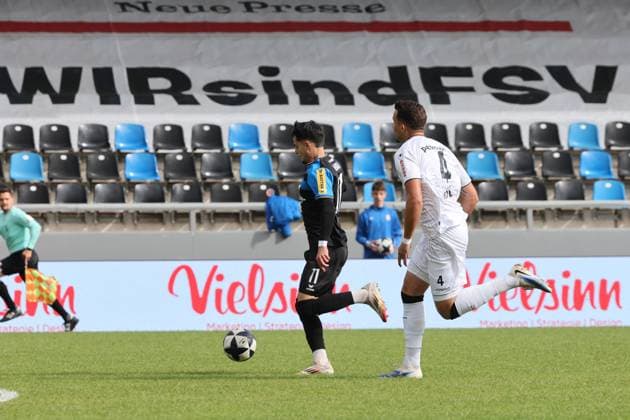 Ismail Harnafi FSV Frankfurt, No. 1 on his way to scoring the opening goal in a running duel Milan Petrovich Kickers, No. 4 , Goal , Regionalliga, FSV Frankfurt Stuttgarter Kickers, Fußball Regionalliga Südwest 25 26, 11 Spieltag, Saison 2025 2026, 05 10 2025, Frankfurt PSD Bank Arena Germany