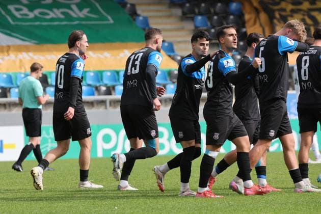 Goal for 1 0 by Ismail Harnafi FSV Frankfurt, No 1 , Goal celebration with teammates and cheering fist of George Iorga FSV Frankfurt, No 23 , Regionalliga, FSV Frankfurt Stuttgarter Kickers, Fußball Regionalliga Südwest 25 26, 11 Spieltag, Saison 2025 2026, 05 10 2025, Frankfurt PSD Bank Arena Germany