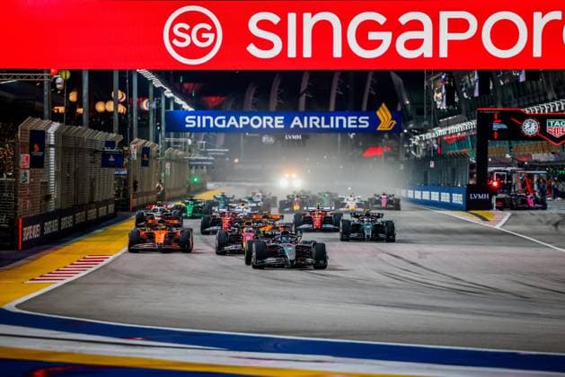 Formula 1 Singapore Airlines Singapore Grand Prix 2025 Alexis Perrin OVERTAKE MAXPPP - Singapore 05 10 2025 Race start at the Formula 1 Singapore Airlines Singapore Grand Prix 2025, the 18th round of the 2025 FIA Formula 1 World Championship, WM, Weltmeisterschaft at the Marina Bay Street Circuit in Singapore, Singapore, from 2 to 5 October 2025 Singapore Marina Bay Street Circuit Singapore  Copyright: xOVERTAKE MAXPPPxAlexisxPerrinx OVT202510055378 OVT202510055378