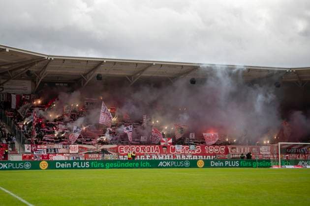 GER, Erfurt, Soccer, Regionalliga Nordost, Matchday 11, FC Rot Weiss Erfurt vs 1 FC Lokomotive Leipzig v l Erfurter Fankurve, Pyrotechnics, Beacon before kick-off 05 10 2025, Steigerwaldstadion Erfurt DFB REGULATIONS PROHIBIT ANY USE OF PHOTOGRAPHS AS IMAGE SEQUENCES AND OR QUASI VIDEO, Copyright: HMBxMedia PaulxFritz