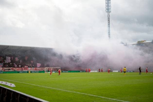 GER, Erfurt, Soccer, Regionalliga Nordost, Matchday 11, FC Rot Weiss Erfurt vs 1 FC Lokomotive Leipzig in picture v l Smoke development after pyro from Erfurt block before the match 05 10 2025, Steigerwaldstadion Erfurt DFB REGULATIONS PROHIBIT ANY USE OF PHOTOGRAPHS AS IMAGE SEQUENCES AND OR QUASI VIDEO, Copyright: HMBxMedia PaulxFritz